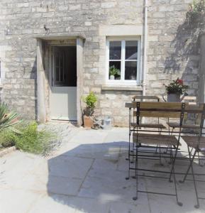 a table and chairs in front of a building at 2 Bed in Swanage oc-wy460 in Swanage +13 photos