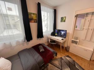 a bedroom with a bed and a desk and a window at Grosses Apartment Aschaffenburg 4 Schlafzimmer für bis zu 11 Gäste AschaffApartment Mainaschaff in Mainaschaff