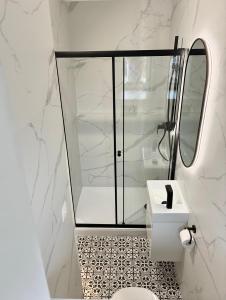 un bagno con doccia, WC e lavandino di Apartmán VeVa - 2kk blízko centra, balkon, parkování, Wi-Fi a Znojmo