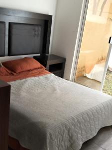 a bedroom with a bed and a mirror at Hermosa casa familiar con terraza comoda in Xochitepec +13 photos