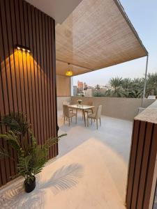 a patio with a table and chairs on a balcony at شقة وقف الخير اسبوعي وشهري Charity apartment, weekly and monthly in Medina