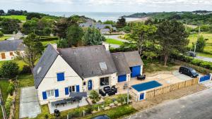 an aerial view of a white house with blue shutters at Spacieuse maison avec piscine proche plage à Canca in Cancale