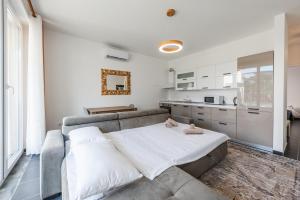 a living room with a couch and a kitchen at Blue Haven Talea by PikHost in Tale