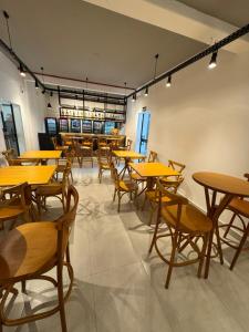 a room with tables and chairs in a restaurant at Ibirama Vale Hotel in Ibirama +20 photos