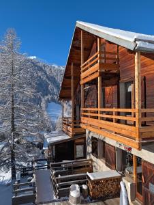 a log cabin in the winter with snow at Chambre d'hôtes Chalet AILLEURS in Molines-en-Queyras
