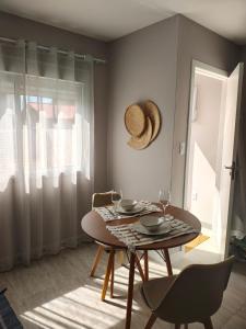 a dining room with a table and chairs at Refúgio leve no Campeche in Florianópolis