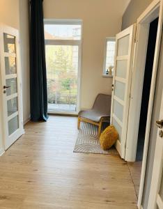 un corridoio con una sedia e una grande finestra di Apartmán VeVa - 2kk blízko centra, balkon, parkování, Wi-Fi a Znojmo