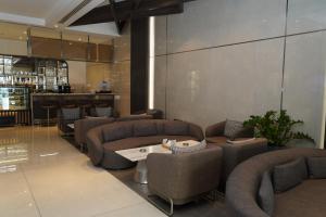 a restaurant with chairs and a table and a bar at Darin Plaza Hotel in Erbil