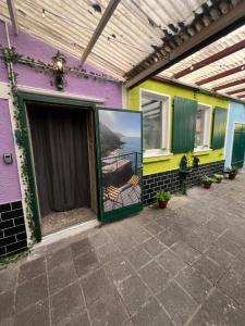 a colorful house with a porch and a patio at Grosses Apartment Aschaffenburg 4 Schlafzimmer für bis zu 11 Gäste AschaffApartment Mainaschaff in Mainaschaff