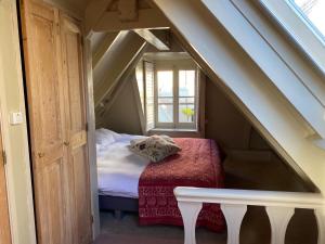 a small attic room with a bed and a window at B&B Herengracht 21 in Amsterdam