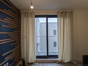 a room with a large window with curtains at Two Bedroom Flat with Ensuite Bathrooms in Hemel Hempstead +41 photos