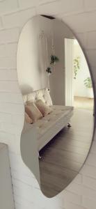 a mirror reflecting a bed in a room at Casa das Plantas in Piraju