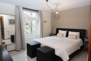 a bedroom with a large bed and a window at Hotel Restaurant de Boekanier in Vrouwenpolder
