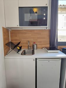 a kitchen counter with a sink and a window at Studio lumineux Avignon centre, proche de tout in Avignon