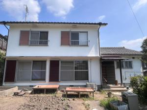 a house with a picnic table in front of it at Hillshouse2はなれ in Tokoname