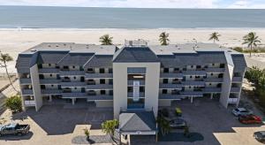 an aerial view of a building at the beach at Mariner's Boathouse and Beach Resort by CoolVacay in Fort Myers Beach