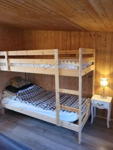 two bunk beds in a cabin with a lamp at Vonarland hús með einu svefnherbergi in Stokkseyri