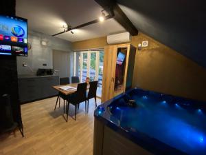 a kitchen and dining room with a large blue tub at Wellness & Spa Zaprešić in Jablanovec