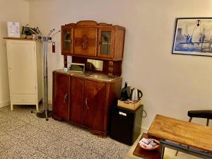 a room with a wooden cabinet in the corner of a room at Bed and Breakfast Rotterdam in Rotterdam