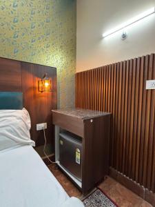 a bedroom with a bed and a wooden wall at Himalayan Stayz in Rishīkesh