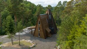 an overhead view of a tree house in the woods at Gluba Lavvo in Harkmark