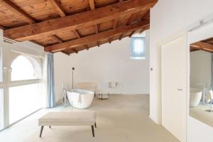 a bathroom with two sinks and two tubs at Palazzo Simonetti in Ascoli Piceno