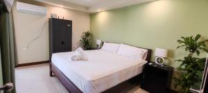 a bedroom with a bed with white sheets and pillows at Arenal Jendrik house in Agua Azul