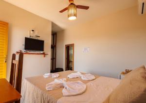 a bedroom with two towels on a bed at Pousada do Xerife in Caconde