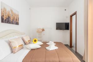 a bedroom with a bed with a sunflower on it at Black & White in Cagliari