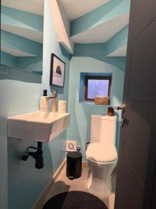 a bathroom with a sink and a toilet at Cómoda casa con 3 habitaciones de lujo en Talca in Talca +50 photos