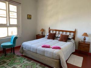 a bedroom with a bed with pink towels on it at Selva Hospedaje in Valparaíso