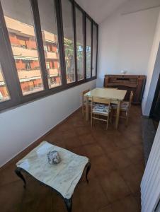 a room with a table and a table and chairs at Casafiorella in Monza +2 photos
