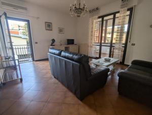 a living room with a couch and a table at Casafiorella in Monza