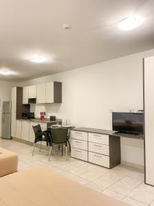 a kitchen with a table and chairs in a room at Hotel Kariña Punta de Mata in Punta de Mata