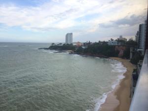 uma vista para o oceano e uma praia em Apartamento Guarapari com simpatia em Guarapari
