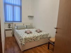a bedroom with a bed and a window at Lovran centar, apartman Gega in Lovran