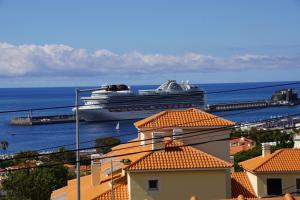 un crucero está atracado en un puerto en Carvalhal Old Town, en Funchal