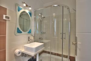 y baño con lavabo y ducha. en Rooms and Apartment Feral, en Rovinj