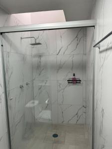 a shower with a glass door in a bathroom at Deluxe Loft Air Conditioning Downtown Parking in Tepatitlán de Morelos +29 photos