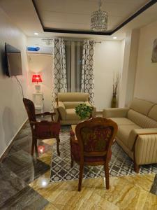 a living room with a couch and a table at Joli F3 in Dar el Beïda