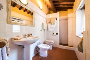Uma casa de banho em Agriturismo La Fagianaia