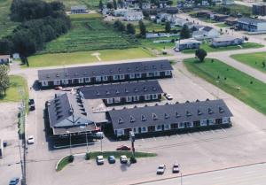 an overhead view of a building with a parking lot at Motel à la Brunante in Sainte-Anne-des-Monts