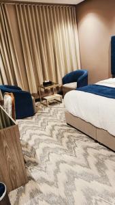 a hotel room with a bed and a couch at فندق بفنPuffin hotel in Qaryat al ‘Ulyā
