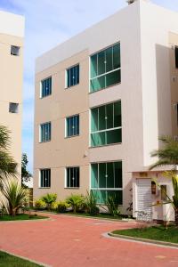 a building with a parking lot in front of it at Residencial Galápagos in Imbituba