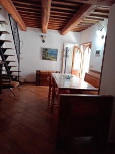 a dining room with a wooden table and chairs at Al Nido Del Passero 1 in Greccio