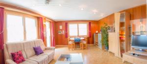 un soggiorno con un divano e una TV di Relax - Haus Swiss a Grächen