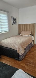 a bedroom with a large bed in a room at Cabaña Valle del Yeso in El Manzanito