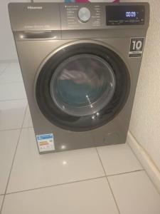 a washing machine with its door open in a room at Smart Flat Apart in Mogi das Cruzes