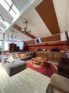 a living room with a couch and a table at Residencial Mar y Sol in Laraquete