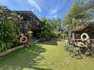 a yard with bikes parked in front of a building at Tan Homestay in Ko Lanta